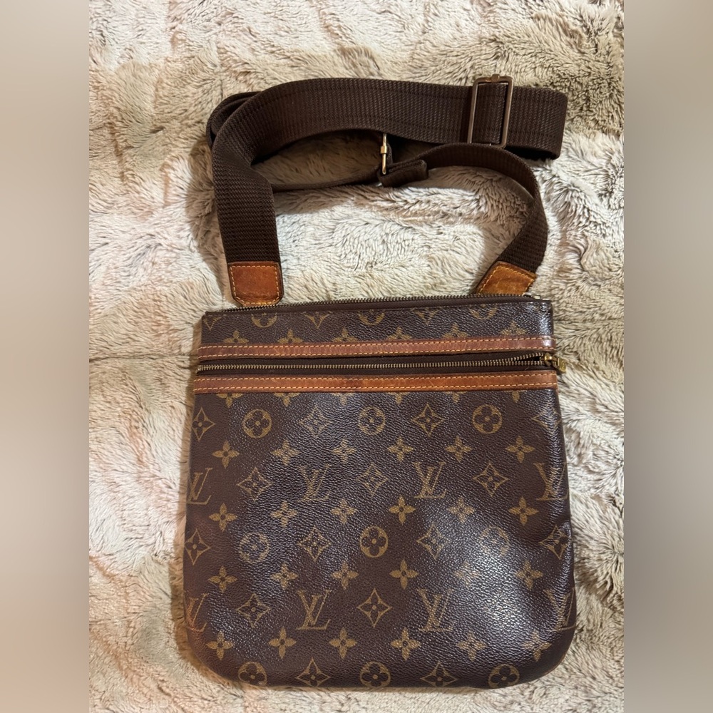 ✨ Louis Vuitton Messenger Bag with Iconic Monogram in GUC Mens or Unisex ✨